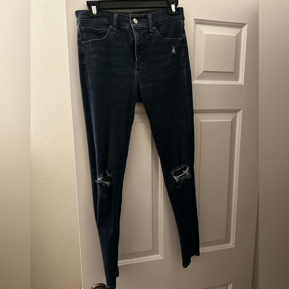 Express midrise stretchy size 4, regular women’s jeans.